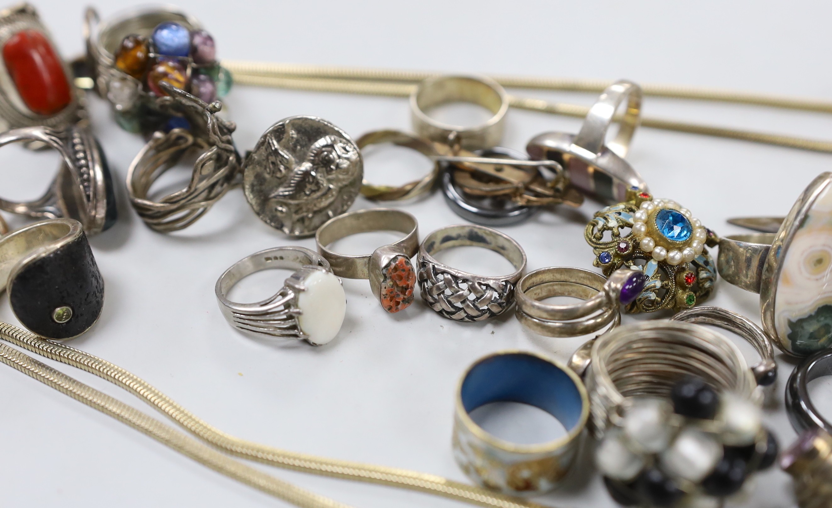 Sundry jewellery including silver, 925 and costume.